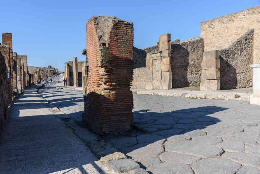 143 - Italia - Pompeya - parque arqueológico de Pompeya - Via dell'Abbondanza.jpg